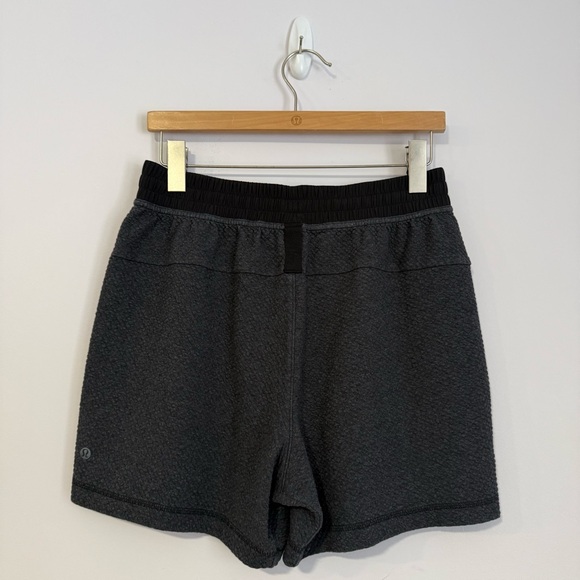 Lululemon At Ease Short 5.5" Heathered Black / Black Size Medium - Picture 2 of 4